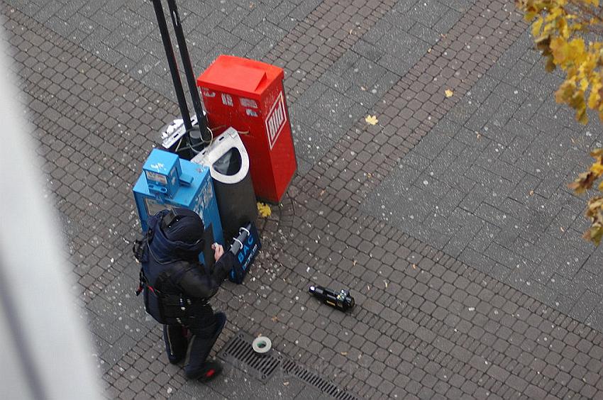 Herrenlose Einkaufstuete gesprengt Koeln Schildergasse P320.jpg